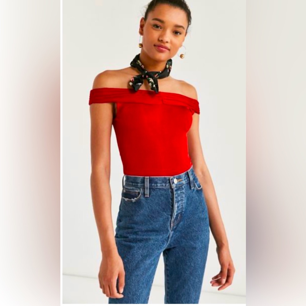 Urban Outfitters Silence + Noise Triss Off-The-Shoulder Crop Top Red- S